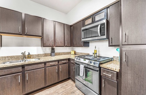 Highland Apartamento | Boho SoCo 1BR Queen Suite w/ GymPickleballLaundry