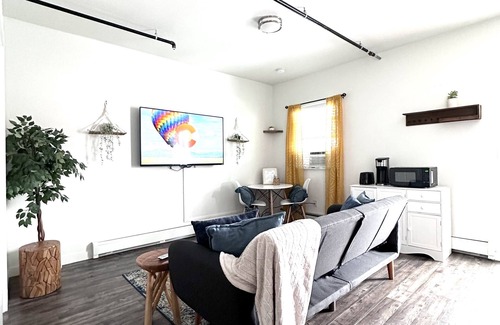 Scenic Heights Apartamento | ⛰️Boho Studio⛰️ Close to Denver, Luxury King Bed, short walk from Scenic views!
