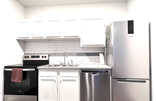 Scenic Heights Apartamento | ⛰️Boho Studio⛰️ Close to Denver, Luxury King Bed, short walk from Scenic views!