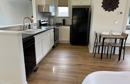 Belle Creek Apartamento | Boho Studio with Vaulted Ceilings