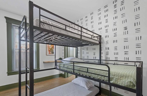 Lindenwald Casa | BoHo Townhome|Near the River|5 Min to Spooky Nook
