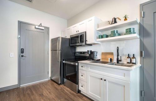 Macon Apartamento | Bold and Bright Stay with Cher & Etta James Flair