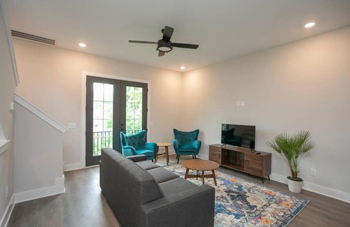 Nashville Casa | BOLD BRIGHT Boutique Stay 3bd-Parkin 12 min to DT