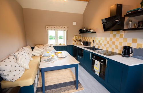 Burwardsley Cabaña | Bolesworth Bothy - sleeps 2 guests in 1 bedroom