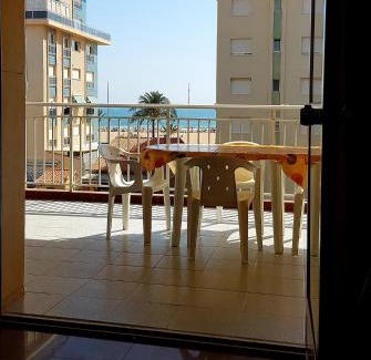 Grau i Platja Apartamento | Bonanza - 40 metros de la playa!