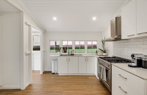 East Toowoomba Casa | Bondi Cottage on Queens Park!