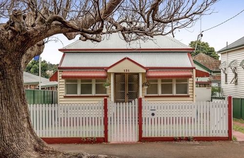 East Toowoomba Casa | Bondi Cottage on Queens Park!