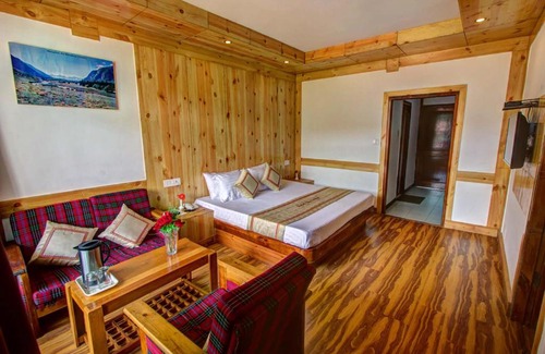 Old Manali Hotel | Bonfire Manali : Hadimba Temple