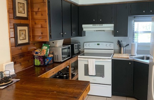 Bonita Shores Apartamento | Bonita beach duplex . West of 41 Available May to December 31, 3 week minimum