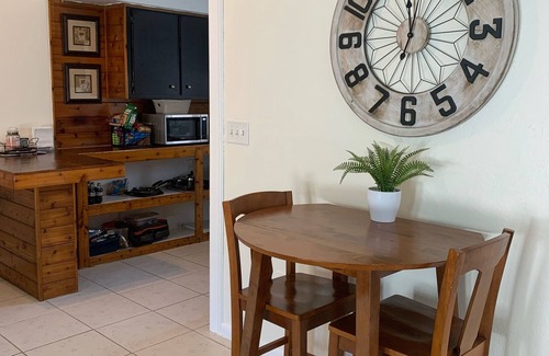 Bonita Shores Apartamento | Bonita beach duplex . West of 41 Available May to December 31, 3 week minimum