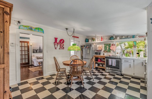 White St. Gallery Apartamento | BONITA EN ROSA ~ Charming 2 Bedroom, 1 Bathroom Home w/ Pool!