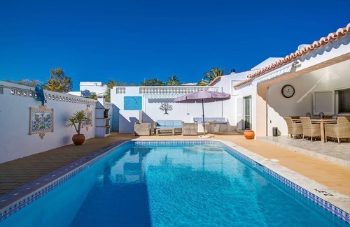 Mato Serrao Villa | 3 dormitorios con piscina climatizada en la distancia a pie de Carvoeiro