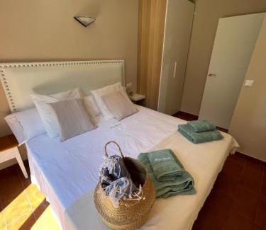 Cala'n Bosch Apartamento | Bonito apartamento con terraza, jardín y piscina