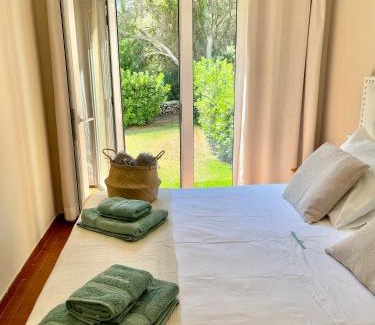 Cala'n Bosch Apartamento | Bonito apartamento con terraza, jardín y piscina