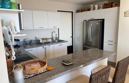 Olas Altas Apartamento | Bonito departamento pie de playa en el mejor condominio de manzanillo, Ponto Horizonte. Hermosa vista, hasta para 8 personas. Ambiente familiar.
