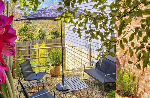 Hepburn Springs Cabaña | BONNIE BRAE COTTAGE, una acogedora cabaña de mineros en un jardín apartado