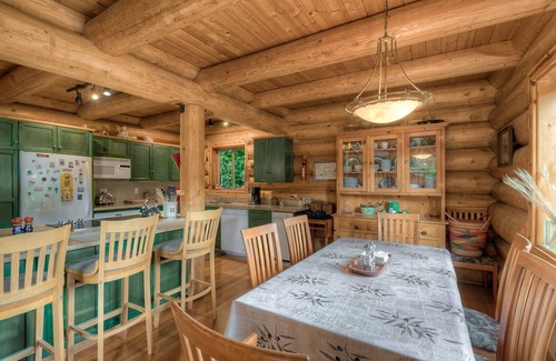 Gold Bar Cabina | ¡NUEVO! ¡Magnífica cabaña de troncos en un lote privado frente al río con vista a la montaña y bañera de hidromasaje!