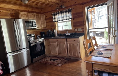 Cleveland Cabina | Boo Boo's Cabin - Charming Lake Front Cabin located 5 miles to Helen, GA!