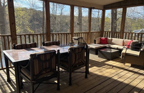 Cleveland Cabina | Boo Boo's Cabin - Charming Lake Front Cabin located 5 miles to Helen, GA!