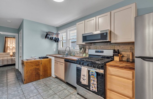 Ocean Grove Casa | Book 3 get 1 free 2-bd WiFi, AC Bradley Beach 4Badges,4bikes,BBQ 6 chairs
