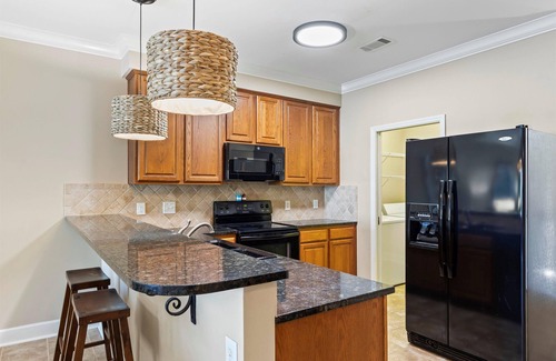 Dadeville Condominio | BOOK 4 NIGHTS GET 2 FREE! 2 BR Lake Martin Condo w/Boat Slip!