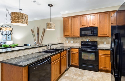 Dadeville Condominio | BOOK 4 NIGHTS GET 2 FREE! 2 BR Lake Martin Condo w/Boat Slip!
