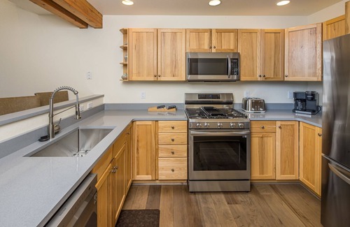 Saddle Ridge Casa | Explore Big Sky This Summer! Ski-in, Ski-out Townhome with Private Hot Tub