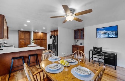 Southeast Bend Condominio | Book both units for two separate living areas together. Offering a total of 4 be