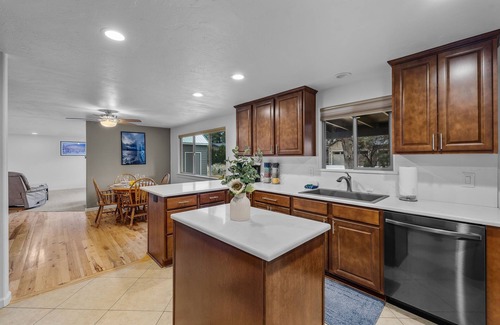 Southeast Bend Condominio | Book both units for two separate living areas together. Offering a total of 4 be