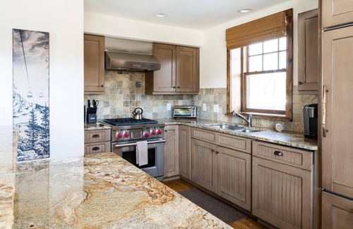 Powder Ridge Casa | Book for Summer Getaways! Spacious Cabin with Mountain Views and Private Hot Tub!
