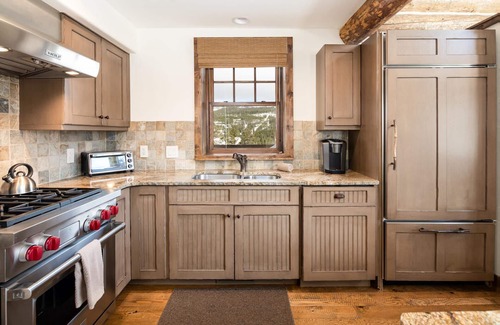 Powder Ridge Casa | Book for Summer Getaways! Spacious Cabin with Mountain Views and Private Hot Tub!