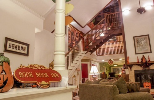 Voth Cama Y Desayuno | Book Nook Inn