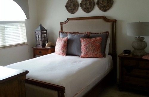 Grace Bay Condominio | Book NOW for Fall! 20% Off 1, 2, and 3 Bedroom Rentals through December 19th.