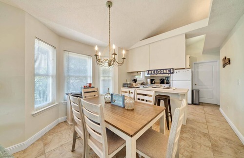 Crystal Beach Cabaña | Beach Cottage! Great Rates! 3 blks to beach Screened porch! Fenced! Pet friendly