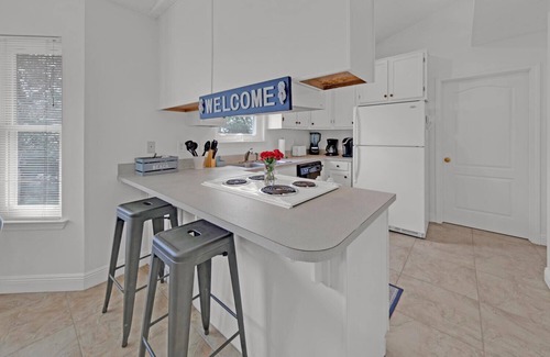 Crystal Beach Cabaña | Beach Cottage! Great Rates! 3 blks to beach Screened porch! Fenced! Pet friendly