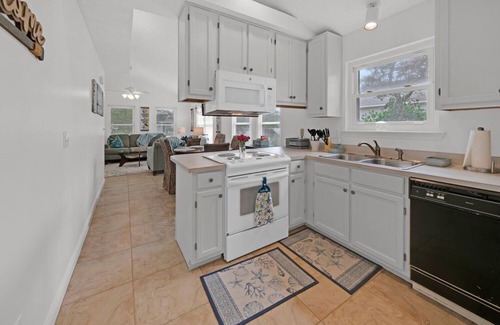 Crystal Beach Cabaña | Beach Cottage! Great Rates! 3 blks to beach Screened porch! Fenced! Pet friendly