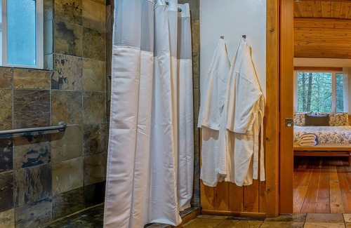 Ashland Cabina | BookStayHop - #1D Hobart Peak ~ Green Springs Cabins ~ Jacuzzi Tub~ Kitchen~ Do