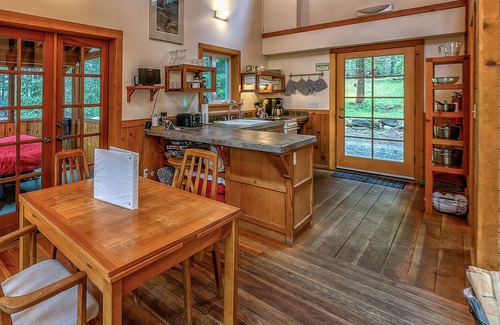 Ashland Cabina | BookStayHop - #1D Hobart Peak ~ Green Springs Cabins ~ Jacuzzi Tub~ Kitchen~ Do