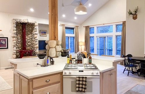 Sugar Pine Cabina | Boom Chalet Yosemite: Secluded Creekside Escape