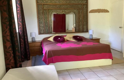 Nunue Casa | Bora Red Hibiscus Lodge