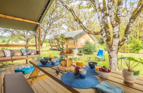 Saint Sozy Casa | Bord de Rivière | Tente Lodge équipée | Piscine