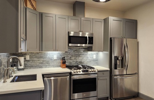 Lodi Casa | Bordeaux Bungalow | 1 Block to Downtown | Lovely Backyard | Dog Friendly