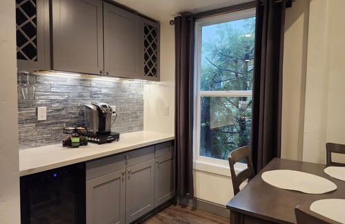 Lodi Casa | Bordeaux Bungalow | 1 Block to Downtown | Lovely Backyard | Dog Friendly