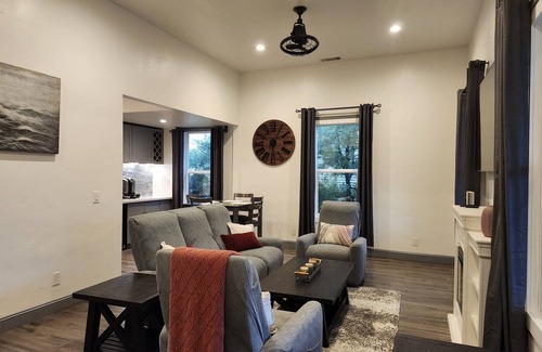 Lodi Casa | Bordeaux Bungalow | 1 Block to Downtown | Lovely Backyard | Dog Friendly