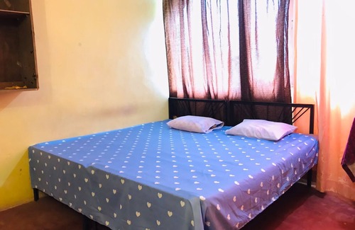 Malabe Cama Y Desayuno | Bordering a large paddy field ( Non AC No WIFI - No Hot Water - No Room Service)