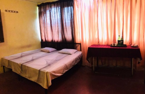 Malabe Cama Y Desayuno | Bordering a large paddy field ( Non AC No WIFI - No Hot Water - No Room Service)