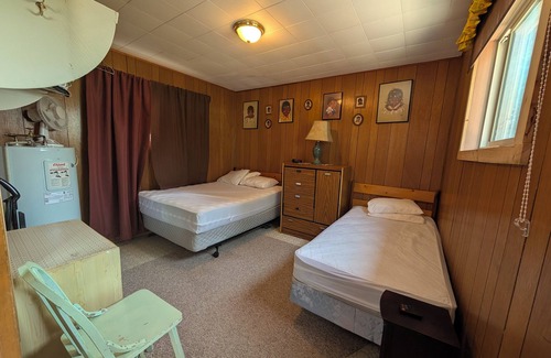 The Pas Cabina | Boreal Owl: A cozy 1-bedroom lakefront cabin at Clearwater Lake