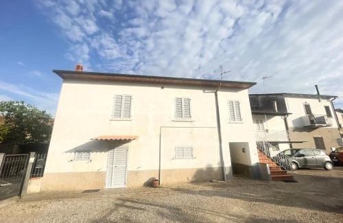 Le Piazze Apartamento | Borghetto house with 4 bedrooms, parking and WiFi