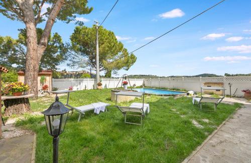 Panicale Apartamento | Borgo Panicale with Shared Pool and Garden