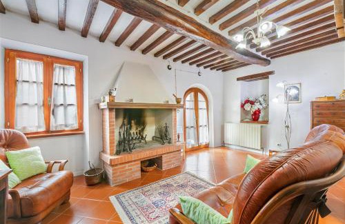 Panicale Apartamento | Borgo Panicale with Shared Pool and Garden